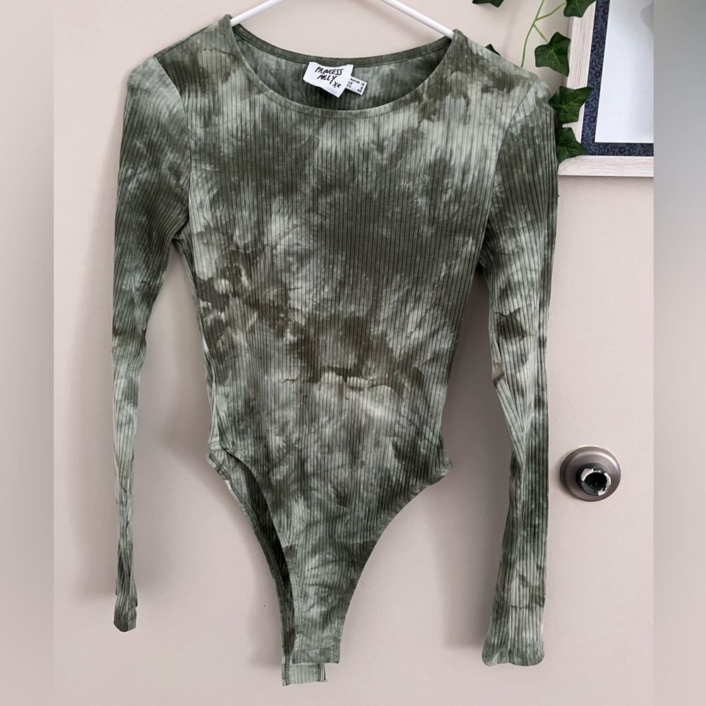 Green tie-dye Princess Polly bodysuit🌿💚